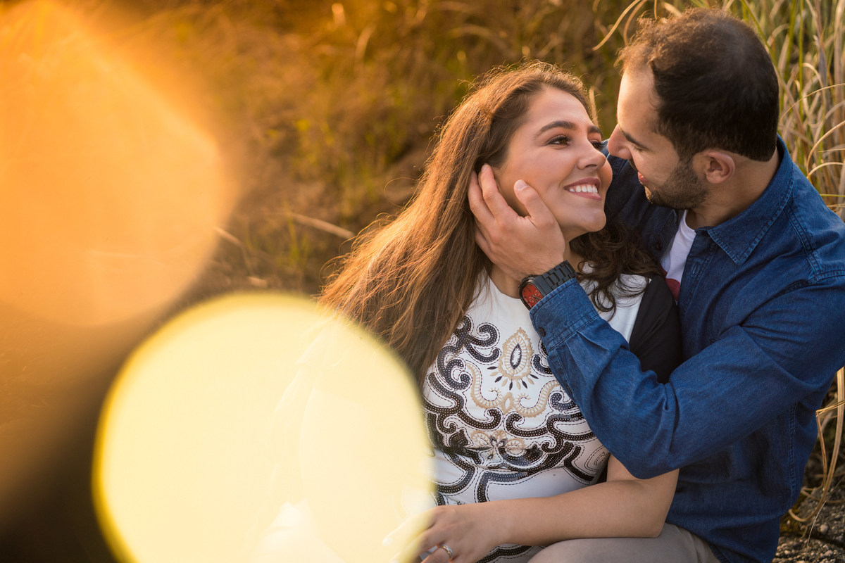 Pre Wedding Debora e Alex, no morro em campo largo, fotografado pelo fotógrafo de casamentos Michel Druziki. Casal sentado abraçados e sorrindo