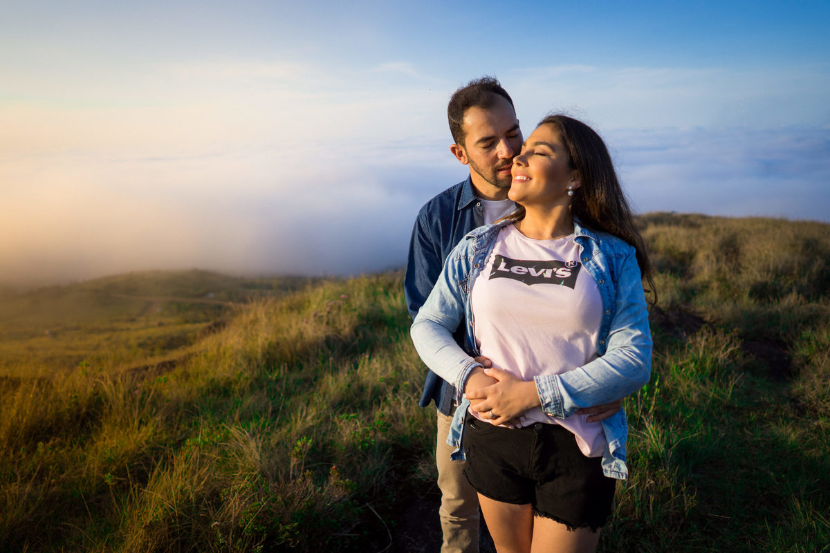 Pre Wedding Debora e Alex, no morro em campo largo, fotografado pelo fotógrafo de casamentos Michel Druziki. Noivo abraçando e beijando noiva 