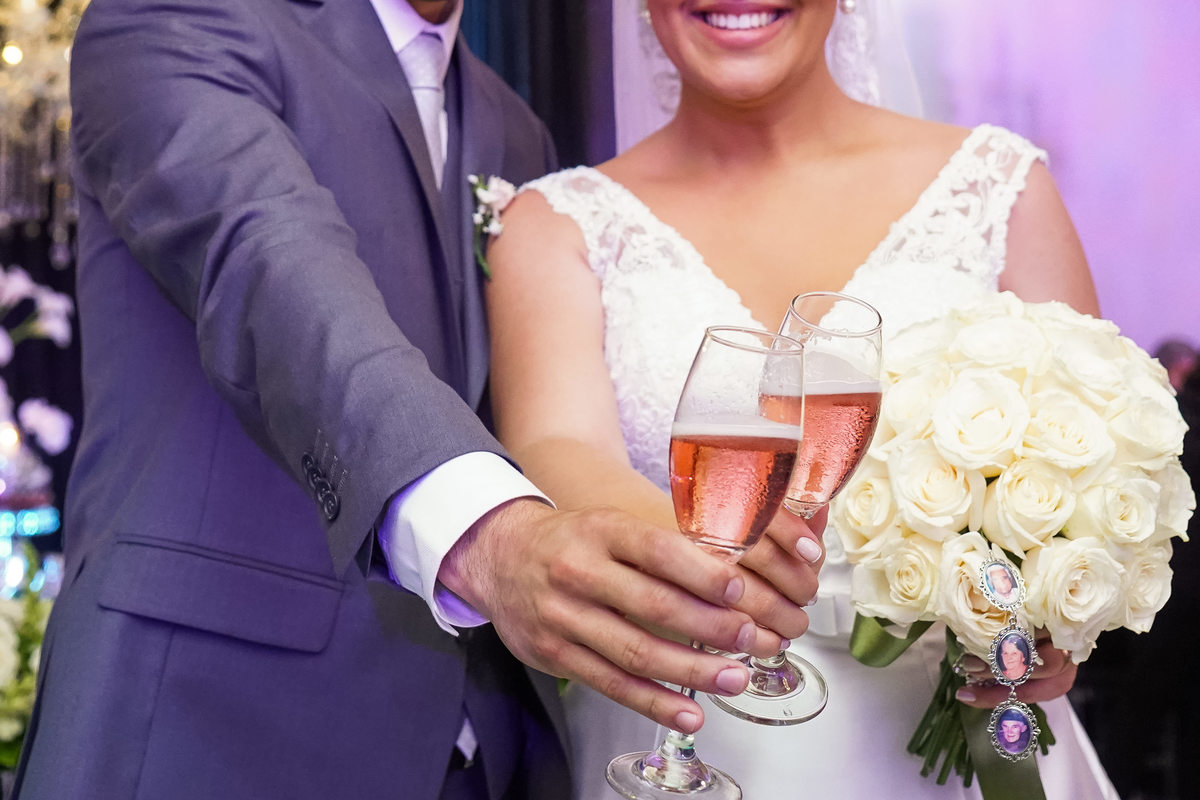 O fotógrafo de casamentos em Campo Largo e Curitiba, Michel Druziki fotografou o casal Debora e Alex Almeida, numa cerimônia cheia de emoção, na igreja São Pedro e São Paulo, em Campo Largo. Brinde dos noivos.