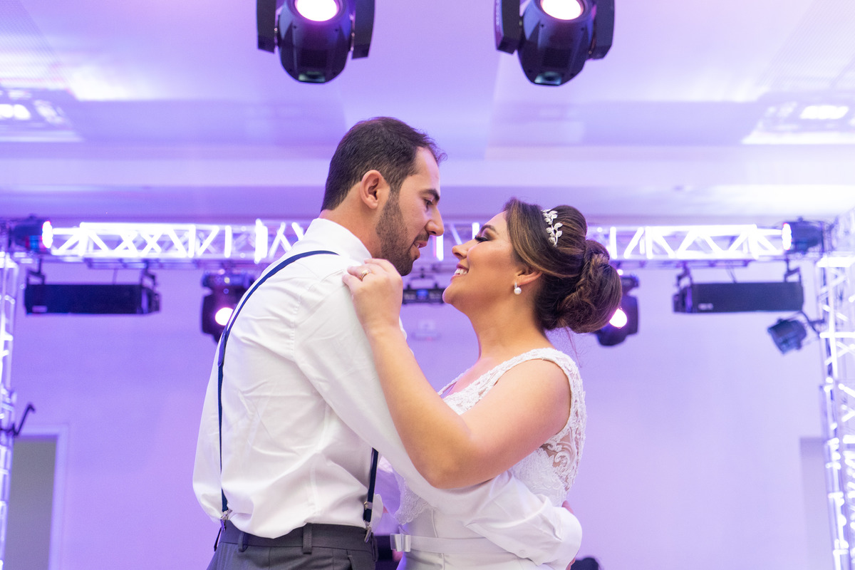 O fotógrafo de casamentos em Campo Largo e Curitiba, Michel Druziki fotografou o casal Debora e Alex Almeida, numa cerimônia cheia de emoção, na igreja São Pedro e São Paulo, em Campo Largo. A primeira valsa dos noivos.