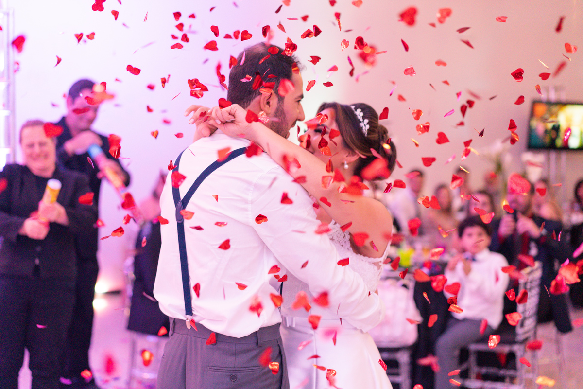 O fotógrafo de casamentos em Campo Largo e Curitiba, Michel Druziki fotografou o casal Debora e Alex Almeida, numa cerimônia cheia de emoção, na igreja São Pedro e São Paulo, em Campo Largo. Chuva de confete durante a valsa dos noivos.