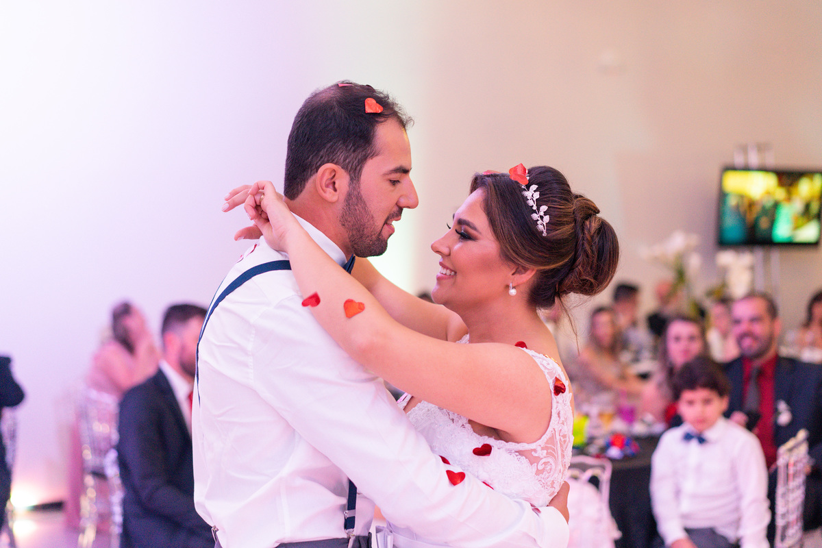 O fotógrafo de casamentos em Campo Largo e Curitiba, Michel Druziki fotografou o casal Debora e Alex Almeida, numa cerimônia cheia de emoção, na igreja São Pedro e São Paulo, em Campo Largo. Noivos dançando com confetes em formato de coração.