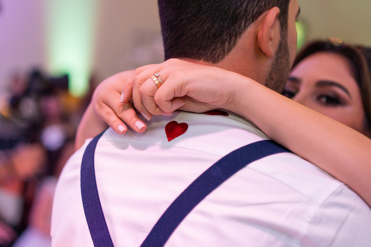 O fotógrafo de casamentos em Campo Largo e Curitiba, Michel Druziki fotografou o casal Debora e Alex Almeida, numa cerimônia cheia de emoção, na igreja São Pedro e São Paulo, em Campo Largo. Detalhe da aliança da noiva e  coração durante a dança.