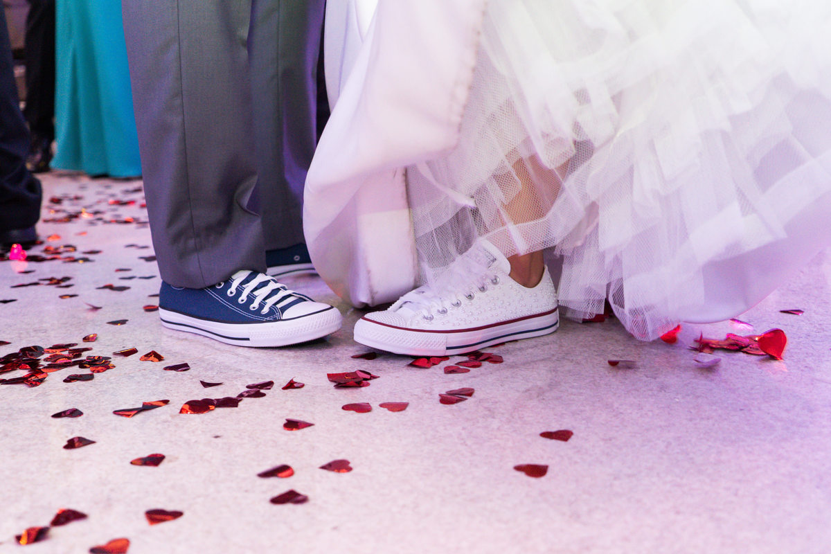 O fotógrafo de casamentos em Campo Largo e Curitiba, Michel Druziki fotografou o casal Debora e Alex Almeida, numa cerimônia cheia de emoção, na igreja São Pedro e São Paulo, em Campo Largo. Detalhe dos noivos com tênis All Star.