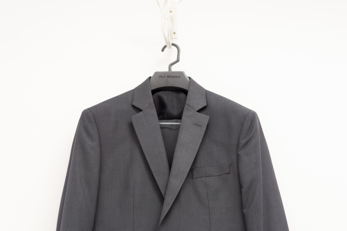 Making of feito pelo fotógrafo de casamento Michel Druziki, no salão Camaleão cabelo e estética, em Campo Largo. Terno do noivo no cabide.