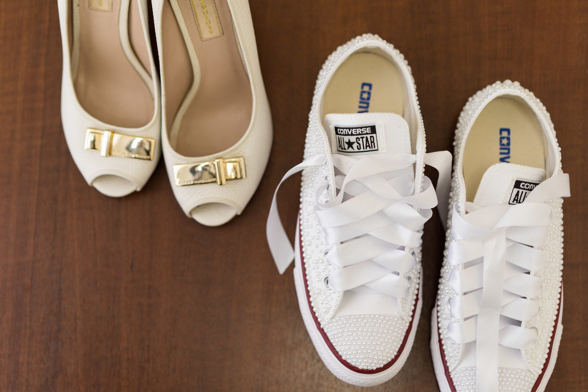 Making of feito pelo fotógrafo de casamento Michel Druziki, no salão Camaleão cabelo e estética, em Campo Largo. Sapato de salto e tênis all star de noiva.