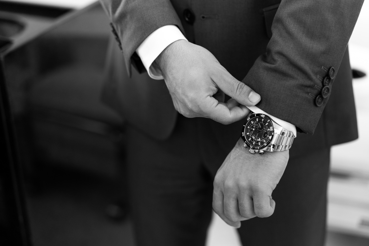 Making of feito pelo fotógrafo de casamento Michel Druziki, no salão Camaleão cabelo e estética, em Campo Largo. Detalhe do relógio do noivo.