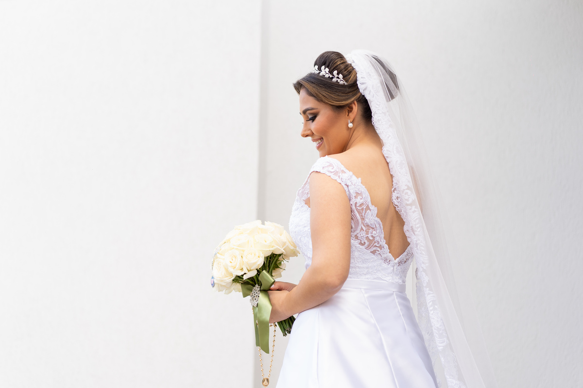 Making of feito pelo fotógrafo de casamento Michel Druziki, no salão Camaleão cabelo e estética, em Campo Largo. Noiva com véu pronta para o casamento