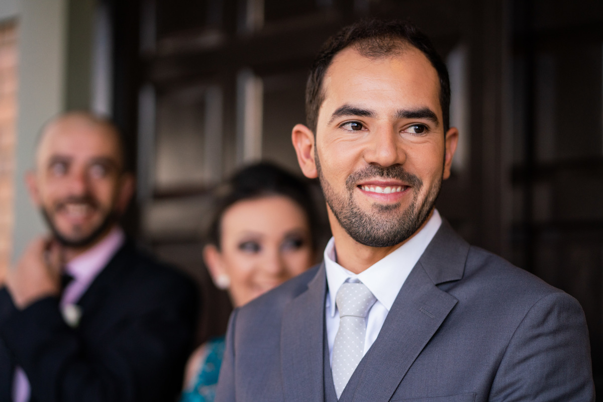 O fotógrafo de casamentos em Campo Largo e Curitiba, Michel Druziki fotografou o casal Debora e Alex Almeida, numa cerimônia cheia de emoção, na igreja São Pedro e São Paulo, em Campo Largo. Noivo vendo o carro da noiva chegar na igreja.