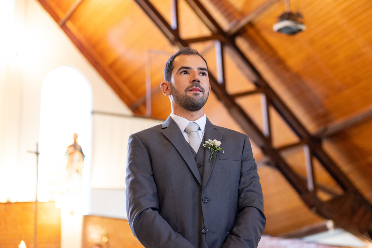O fotógrafo de casamentos em Campo Largo e Curitiba, Michel Druziki fotografou o casal Debora e Alex Almeida, numa cerimônia cheia de emoção, na igreja São Pedro e São Paulo, em Campo Largo. Noivo à espera da noiva no altar.