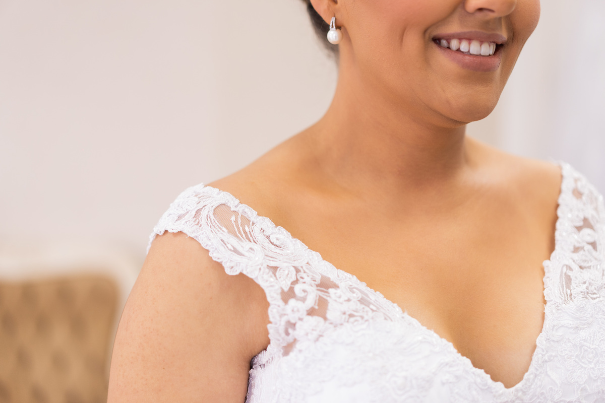 Making of feito pelo fotógrafo de casamento Michel Druziki, no salão Camaleão cabelo e estética, em Campo Largo. Detalhe do ombro do vestido de casamento