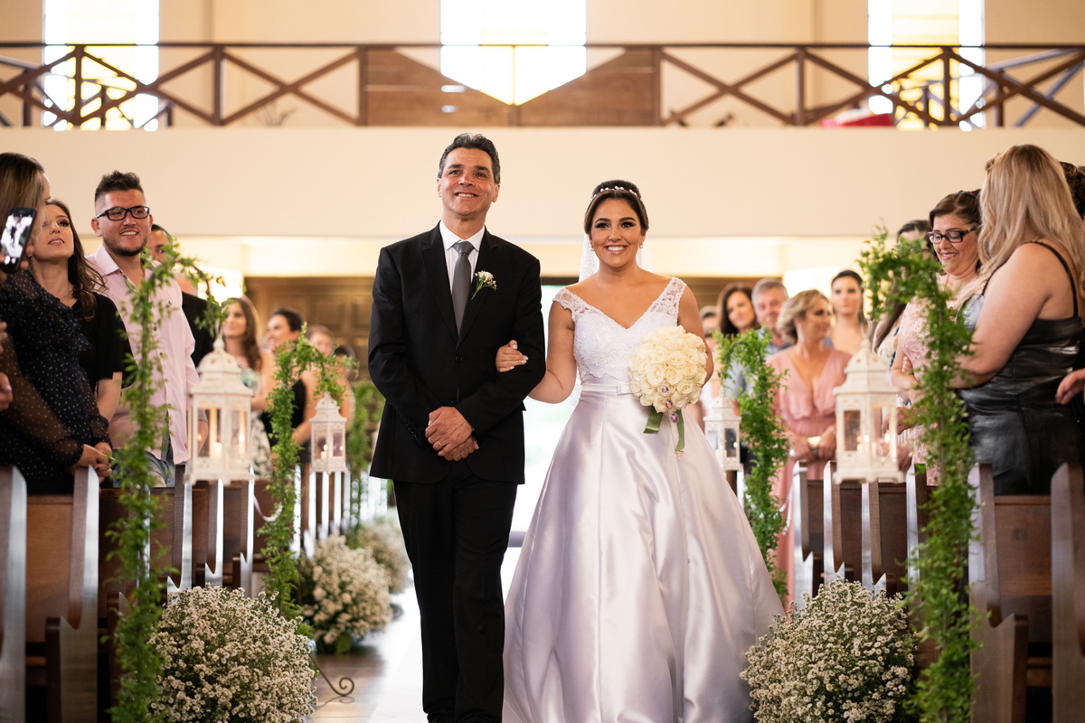 O fotógrafo de casamentos em Campo Largo e Curitiba, Michel Druziki fotografou o casal Debora e Alex Almeida, numa cerimônia cheia de emoção, na igreja São Pedro e São Paulo, em Campo Largo. Noiva acompanhada do pai entrando na igreja.