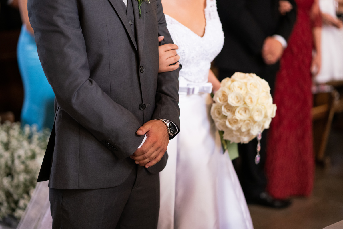 O fotógrafo de casamentos em Campo Largo e Curitiba, Michel Druziki fotografou o casal Debora e Alex Almeida, numa cerimônia cheia de emoção, na igreja São Pedro e São Paulo, em Campo Largo. Detalhe das mãos dos noivos durante a cerimônia.