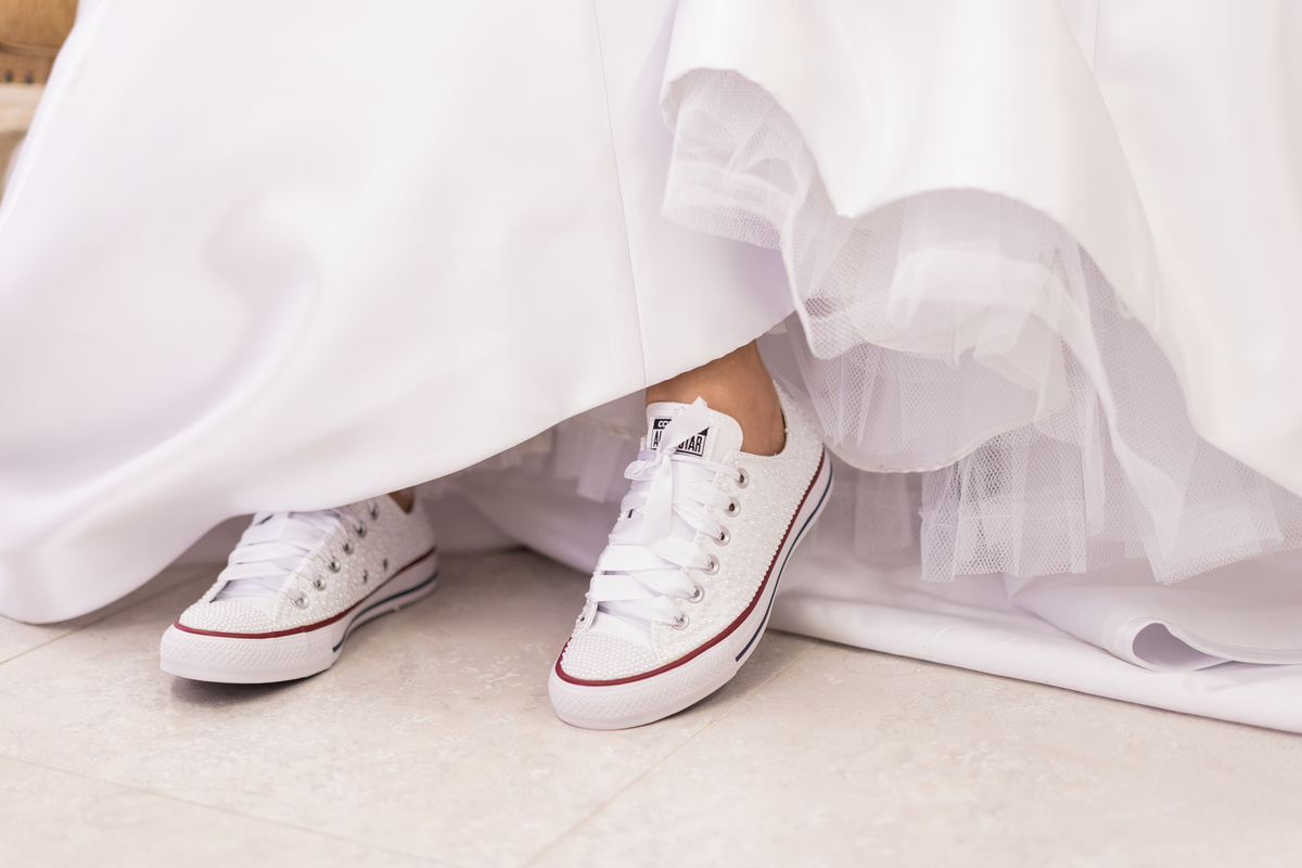 Making of feito pelo fotógrafo de casamento Michel Druziki, no salão Camaleão cabelo e estética, em Campo Largo. Detalhe do tênis all star de pérolas da noiva,