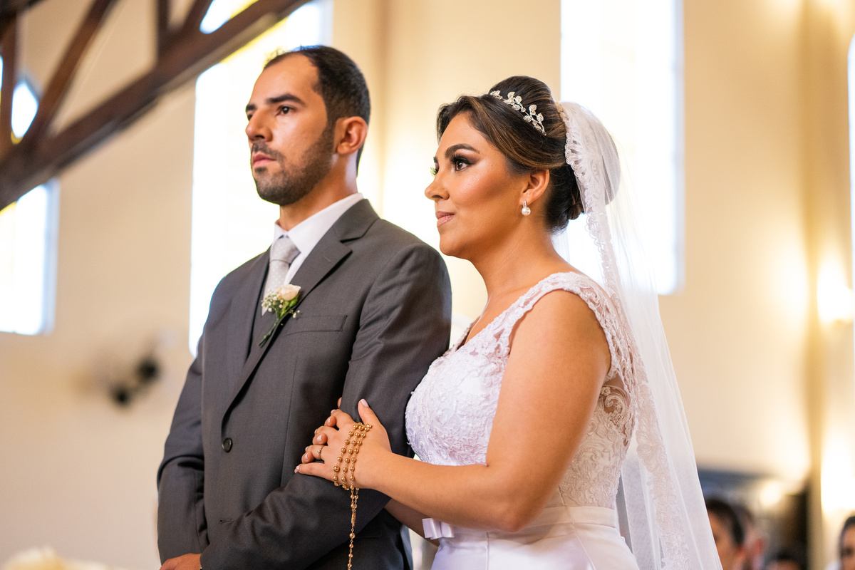 O fotógrafo de casamentos em Campo Largo e Curitiba, Michel Druziki fotografou o casal Debora e Alex Almeida, numa cerimônia cheia de emoção, na igreja São Pedro e São Paulo, em Campo Largo. Noivos durante a cerimônia.
