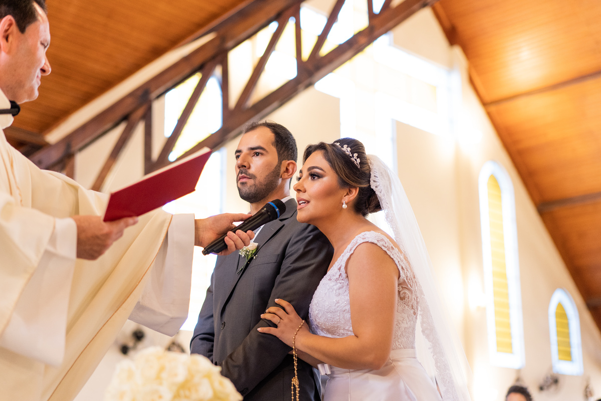 O fotógrafo de casamentos em Campo Largo e Curitiba, Michel Druziki fotografou o casal Debora e Alex Almeida, numa cerimônia cheia de emoção, na igreja São Pedro e São Paulo, em Campo Largo. Noiva no momento do sim.