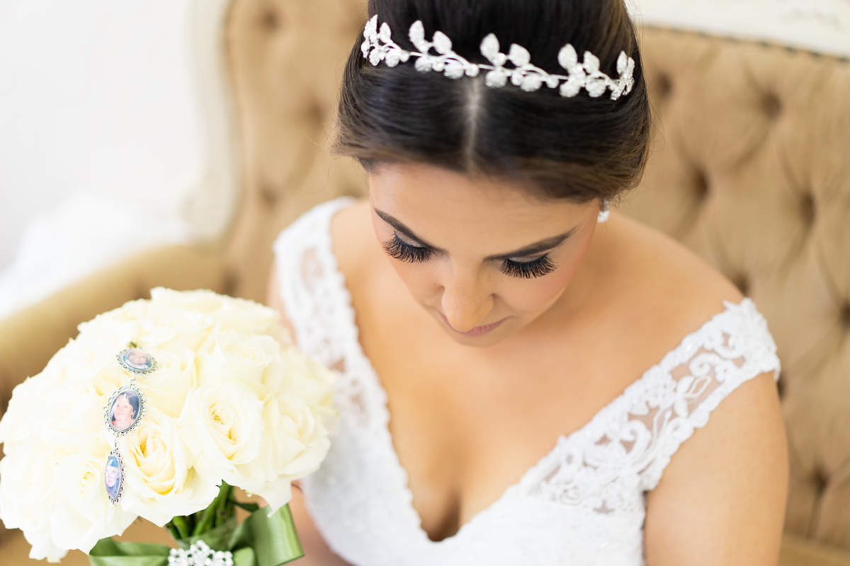 
Making of feito pelo fotógrafo de casamento Michel Druziki, no salão Camaleão cabelo e estética, em Campo Largo. Noiva com tiara The Adress Love segurando buquê.