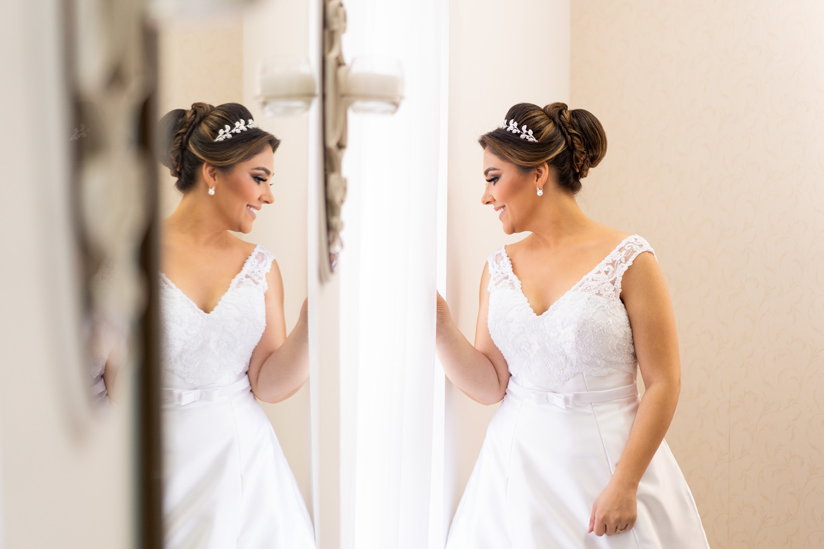 Making of feito pelo fotógrafo de casamento Michel Druziki, no salão Camaleão cabelo e estética, em Campo Largo. Noiva refletida no espelho, olhando pela janela 