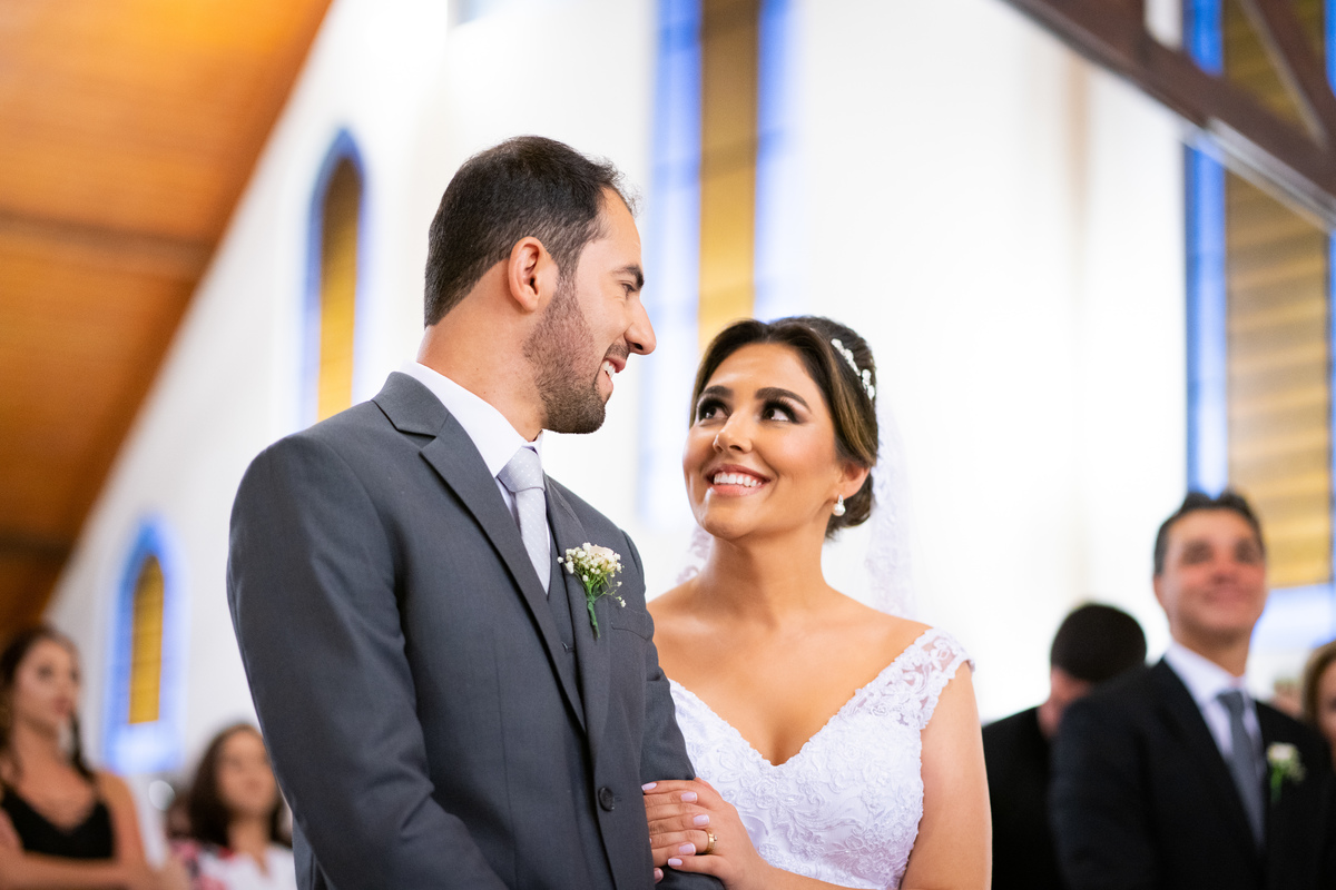 O fotógrafo de casamentos em Campo Largo e Curitiba, Michel Druziki fotografou o casal Debora e Alex Almeida, numa cerimônia cheia de emoção, na igreja São Pedro e São Paulo, em Campo Largo. Noivos se olhando e sorrindo.