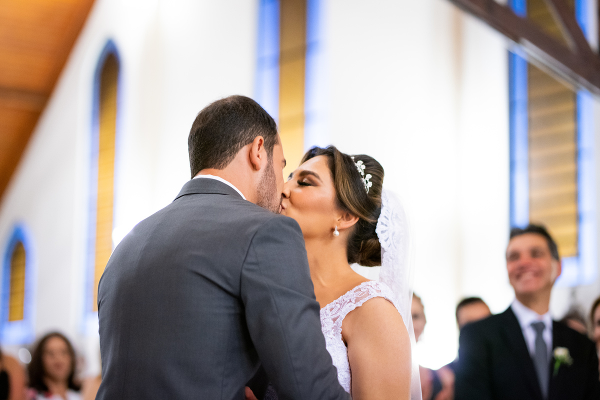 O fotógrafo de casamentos em Campo Largo e Curitiba, Michel Druziki fotografou o casal Debora e Alex Almeida, numa cerimônia cheia de emoção, na igreja São Pedro e São Paulo, em Campo Largo. O momento do beijo depois do sim.