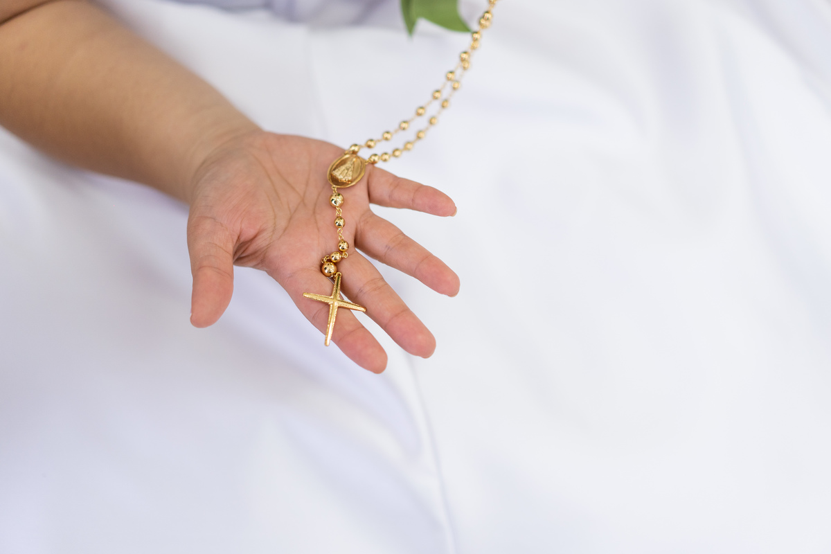 Making of feito pelo fotógrafo de casamento Michel Druziki, no salão Camaleão cabelo e estética, em Campo Largo. Detalhe noiva segurando rosário dourado.