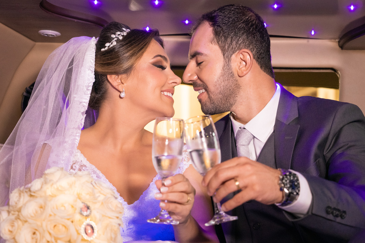 O fotógrafo de casamentos em Campo Largo e Curitiba, Michel Druziki fotografou o casal Debora e Alex Almeida, numa cerimônia cheia de emoção, na igreja São Pedro e São Paulo, em Campo Largo. Noivos brindando após o casamento dentro do carro.