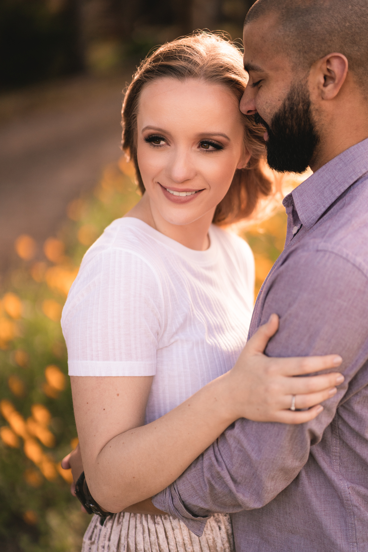 O fotógrafo de casamentos em Campo Largo e Curitiba, Michel Druziki fotografou o casal Daniela e Paulo em uma tarde ensolarada no Rancho P&R, em São Luiz do Purunã. Noiva com cabelos ao vento abraçada com o noivo.