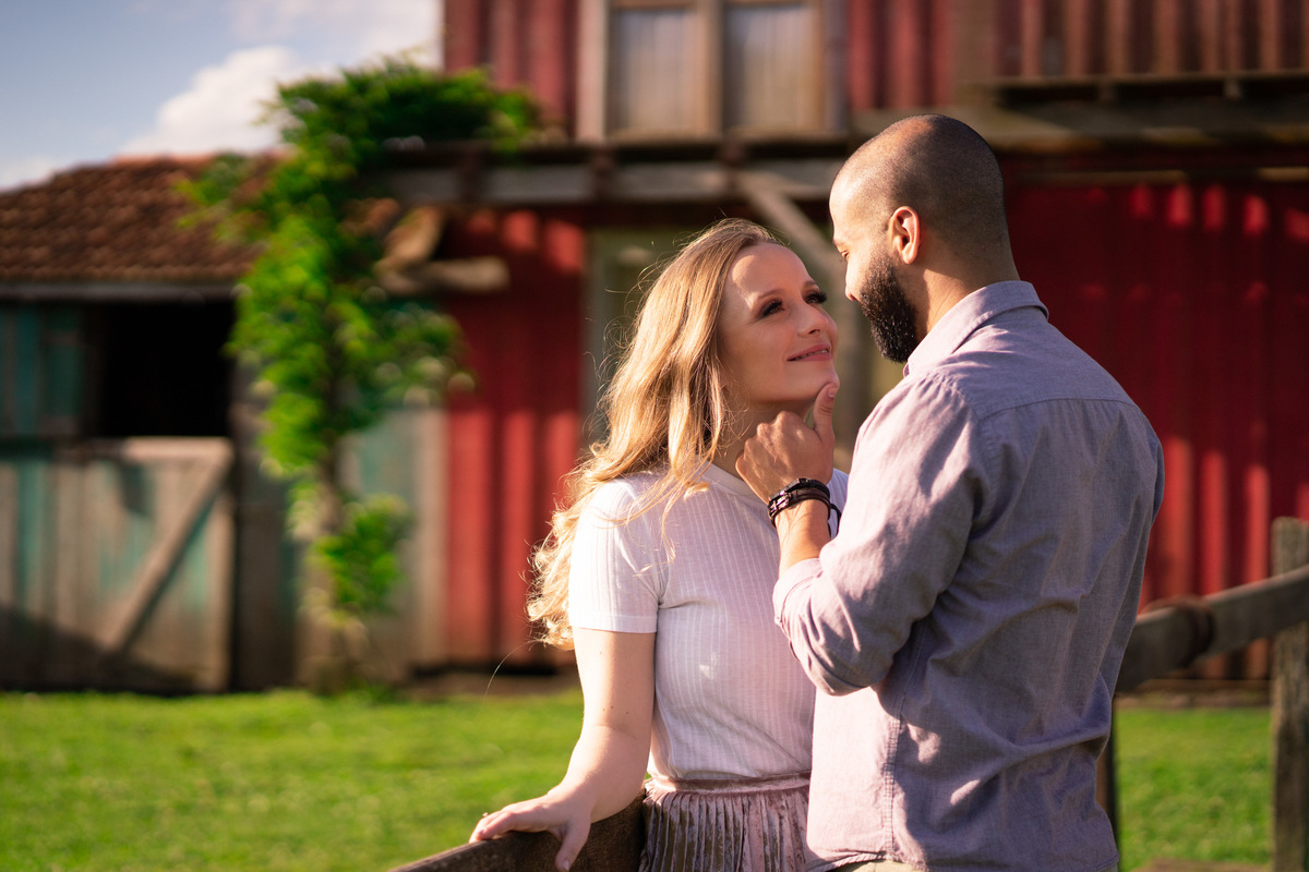 O fotógrafo de casamentos em Campo Largo e Curitiba, Michel Druziki fotografou o casal Daniela e Paulo em uma tarde ensolarada no Rancho P&R, em São Luiz do Purunã. Noivos se olhando em frente à casinha vermelha, encostados na cerca.