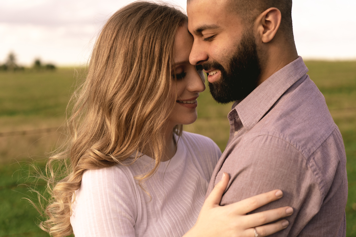 O fotógrafo de casamentos em Campo Largo e Curitiba, Michel Druziki fotografou o casal Daniela e Paulo em uma tarde ensolarada no Rancho P&R, em São Luiz do Purunã. Noivos abraçados e de olhos fechados.