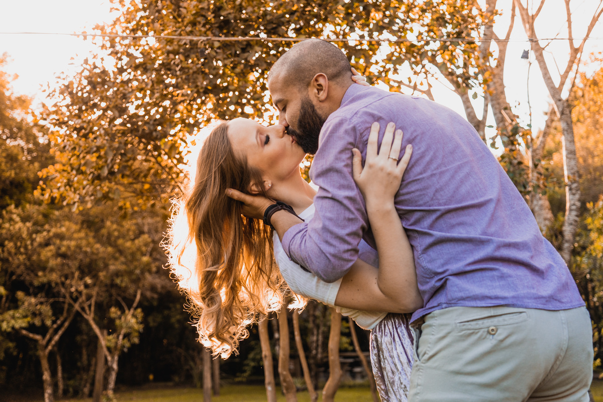O fotógrafo de casamentos em Campo Largo e Curitiba, Michel Druziki fotografou o casal Daniela e Paulo em uma tarde ensolarada no Rancho P&R, em São Luiz do Purunã. Noivo segurando e beijando a noiva.