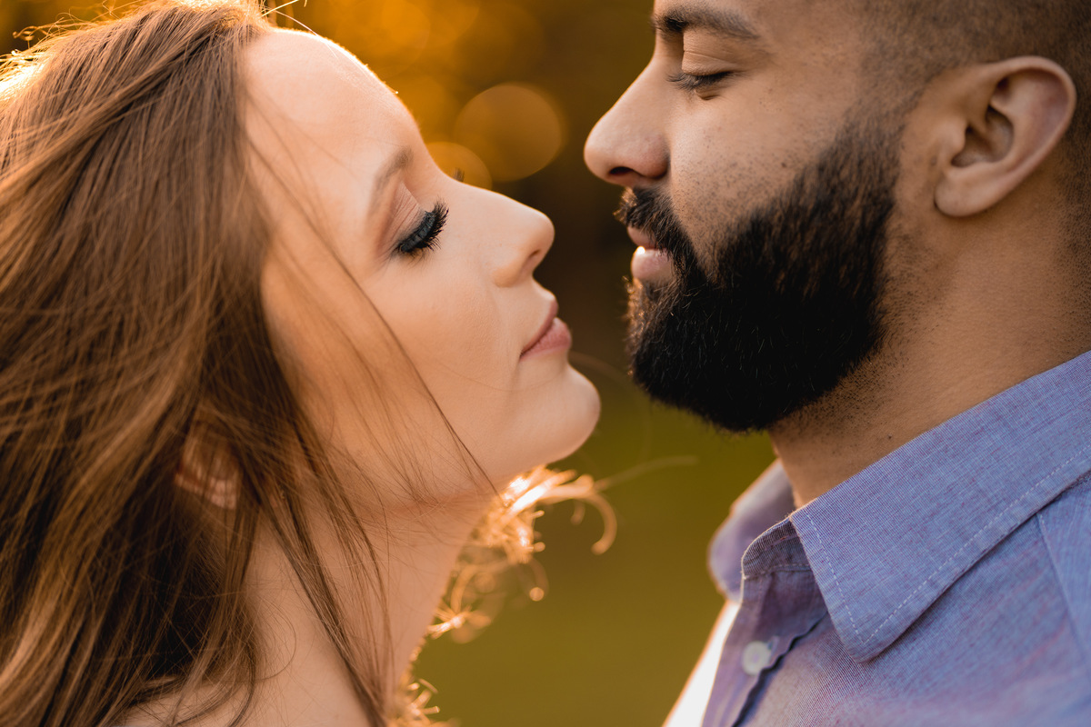 O fotógrafo de casamentos em Campo Largo e Curitiba, Michel Druziki fotografou o casal Daniela e Paulo em uma tarde ensolarada no Rancho P&R, em São Luiz do Purunã. Detalhe dos noivos antes do beijo.