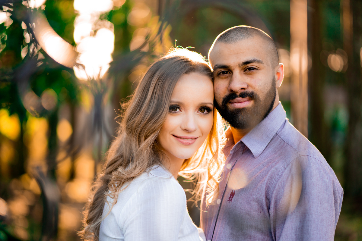 O fotógrafo de casamentos em Campo Largo e Curitiba, Michel Druziki fotografou o casal Daniela e Paulo em uma tarde ensolarada no Rancho P&R, em São Luiz do Purunã. Noivos abraçados no fim de tarde. 