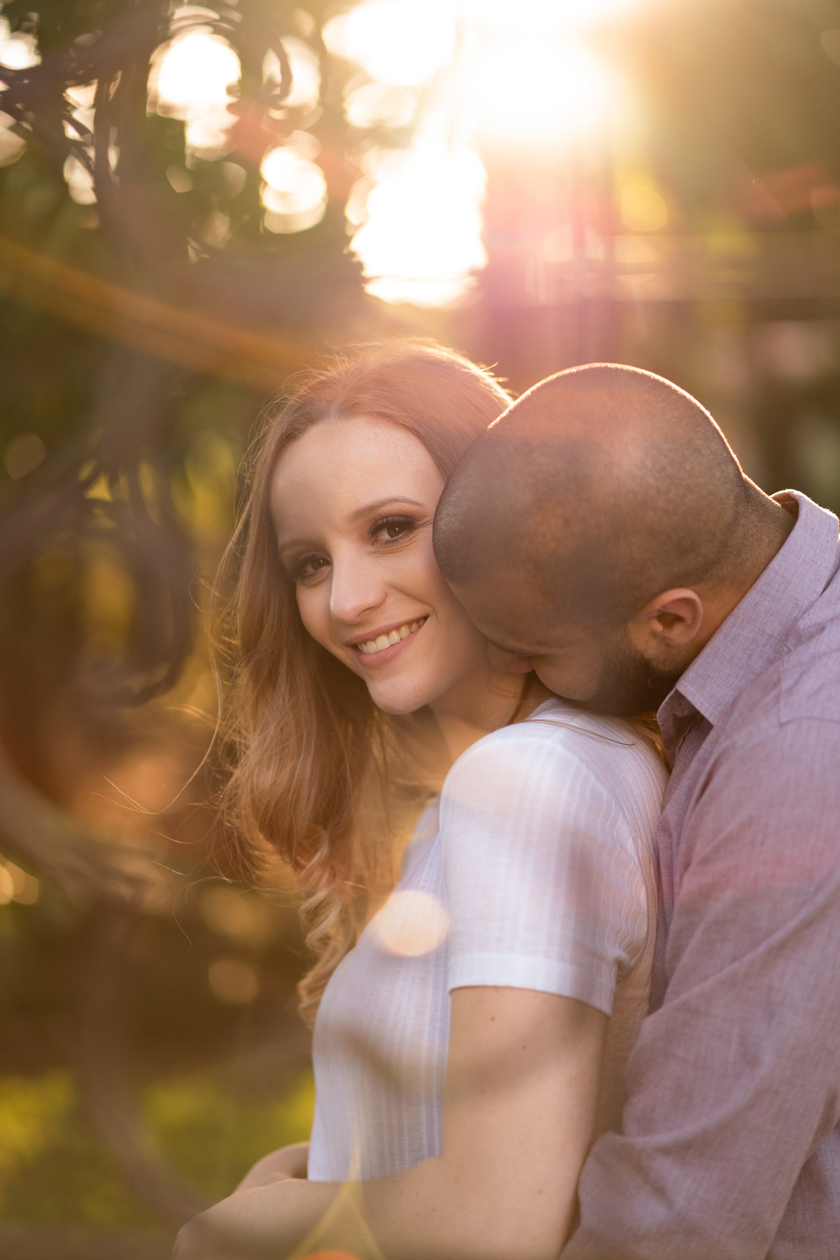 O fotógrafo de casamentos em Campo Largo e Curitiba, Michel Druziki fotografou o casal Daniela e Paulo em uma tarde ensolarada no Rancho P&R, em São Luiz do Purunã. Casal abraçado, noiva sorrindo e noivo beijando.