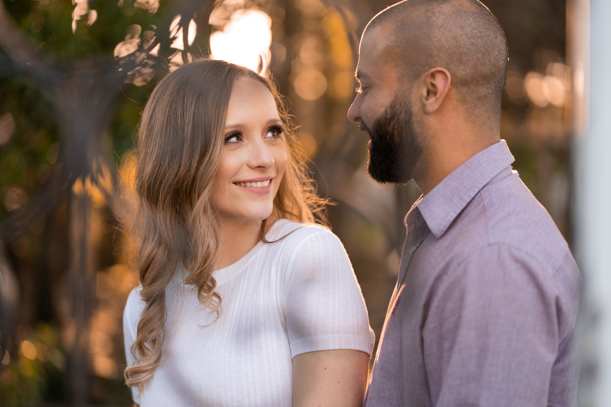 O fotógrafo de casamentos em Campo Largo e Curitiba, Michel Druziki fotografou o casal Daniela e Paulo em uma tarde ensolarada no Rancho P&R, em São Luiz do Purunã. Noivos se olhando no campo, fim de tarde.