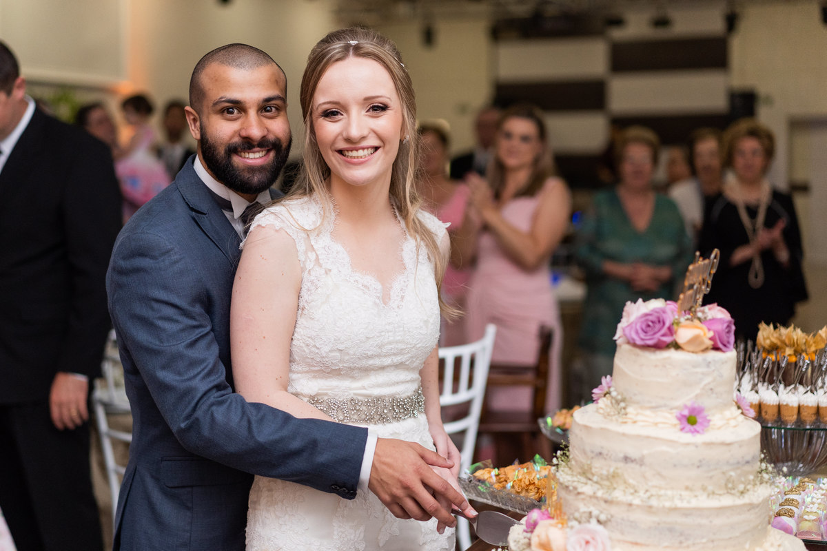 O fotógrafo de casamentos em Campo Largo e Curitiba, Michel Druziki fotografou o casamento do casal Daniela e Paulo, em Curitiba, no restaurante Piu José durante uma manhã de domingo, Recém casados cortando o bolo.