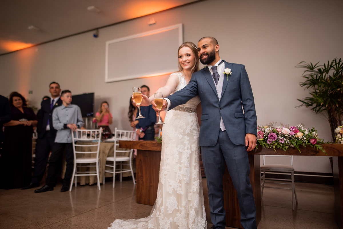 O fotógrafo de casamentos em Campo Largo e Curitiba, Michel Druziki fotografou o casamento do casal Daniela e Paulo, em Curitiba, no restaurante Piu José durante uma manhã de domingo. Brinde dos noivos.