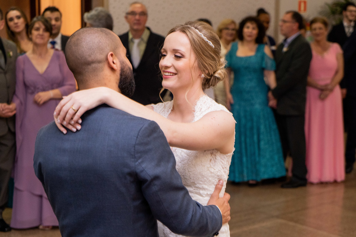 O fotógrafo de casamentos em Campo Largo e Curitiba, Michel Druziki fotografou o casamento do casal Daniela e Paulo, em Curitiba, no restaurante Piu José durante uma manhã de domingo. Primeira dança dos noivos.