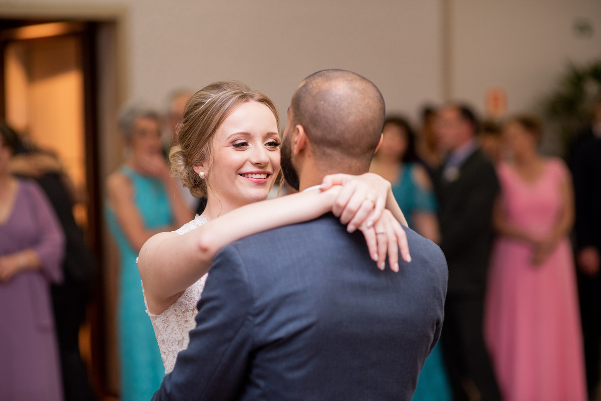 O fotógrafo de casamentos em Campo Largo e Curitiba, Michel Druziki fotografou o casamento do casal Daniela e Paulo, em Curitiba, no restaurante Piu José durante uma manhã de domingo. A primeira valsa dos noivos.
