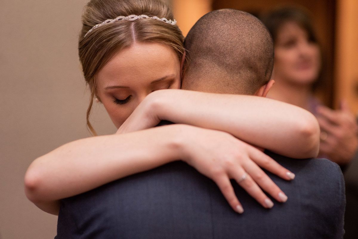 O fotógrafo de casamentos em Campo Largo e Curitiba, Michel Druziki fotografou o casamento do casal Daniela e Paulo, em Curitiba, no restaurante Piu José durante uma manhã de domingo. Noiva encostada no ombro do noivo durante a valsa.