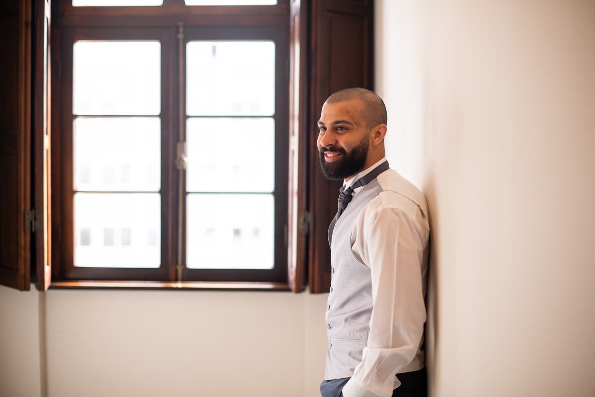 Making of no hotel, feito pelo fotógrafo de casamentos em Campo Largo e Curitiba, Michel Druziki. Casamento Daniela e Paulo, em Curitiba. Noivo à espera do momento do casamento.