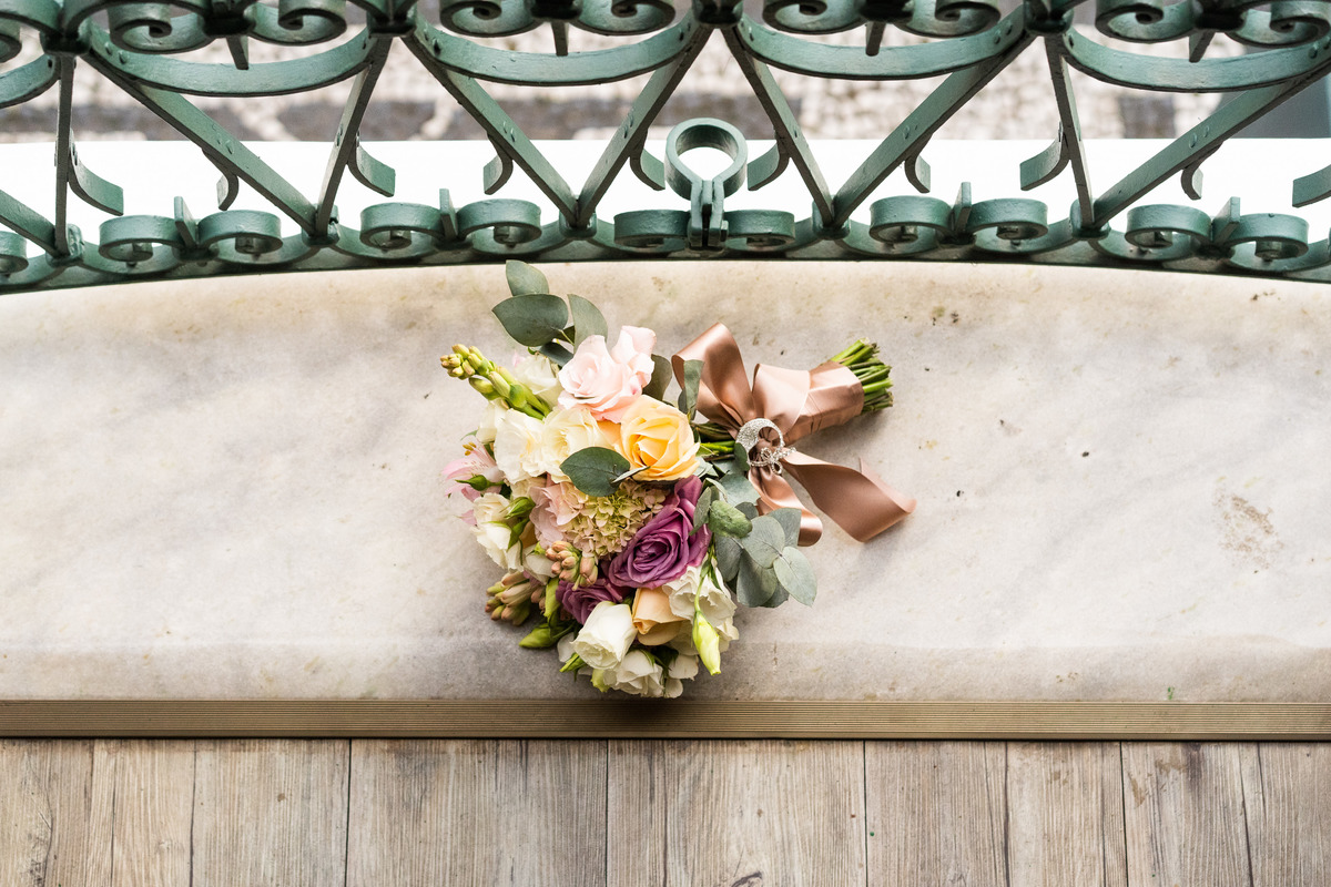 Buquê de flores da noiva na varanda do hotel, em Curitiba.
