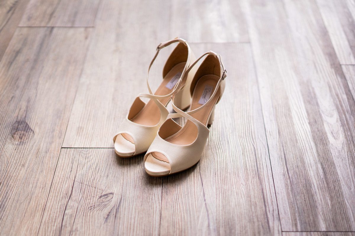 Making of no hotel, feito pelo fotógrafo de casamentos em Campo Largo e Curitiba, Michel Druziki. Casamento Daniela e Paulo, em Curitiba. Sapato da noiva.