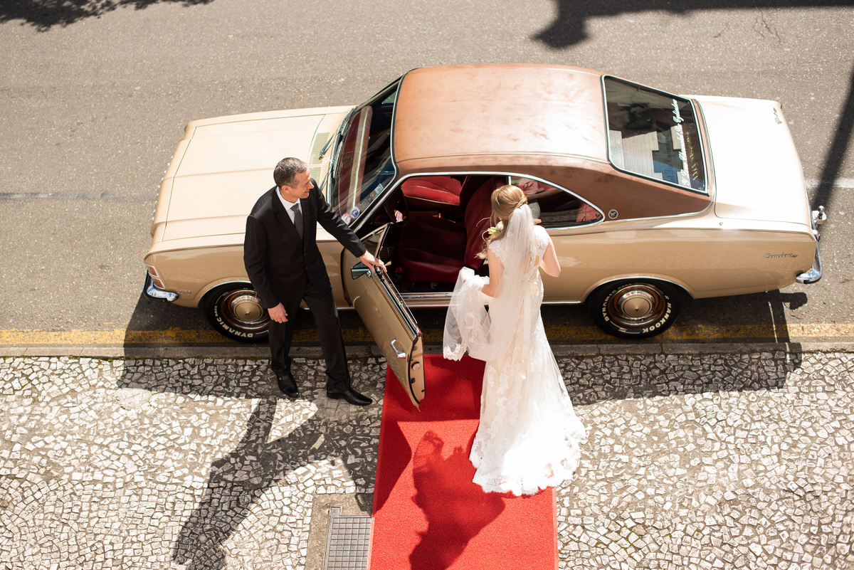 Making of no hotel, feito pelo fotógrafo de casamentos em Campo Largo e Curitiba, Michel Druziki. Casamento Daniela e Paulo, em Curitiba. Noiva no tapete vermelho, entrando no carro com destino ao casamento.