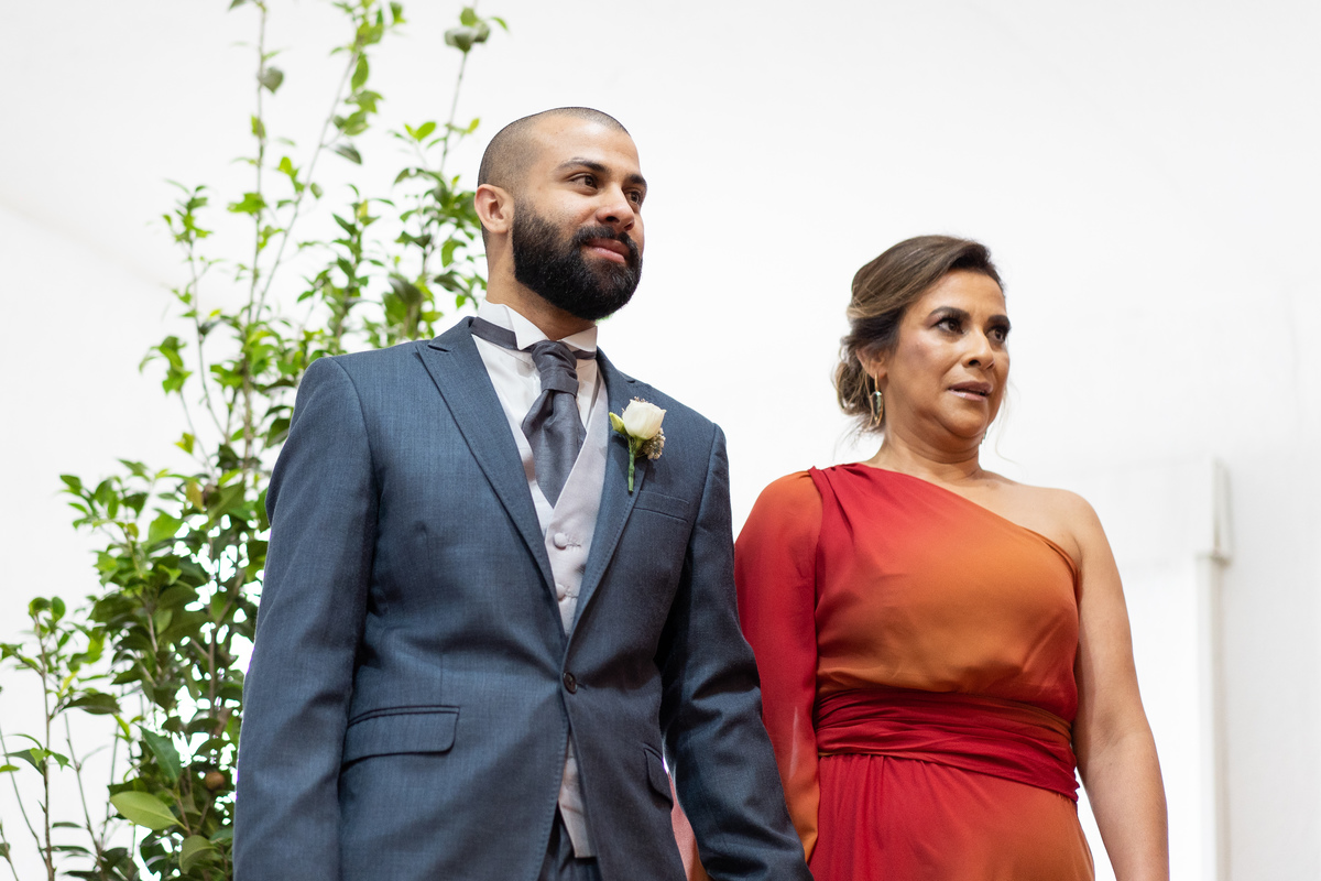 O fotógrafo de casamentos em Campo Largo e Curitiba, Michel Druziki fotografou o casamento do casal Daniela e Paulo, em Curitiba, no restaurante Piu José durante uma manhã de domingo. Noivo e mãe do noivo no altar à espera da noiva.