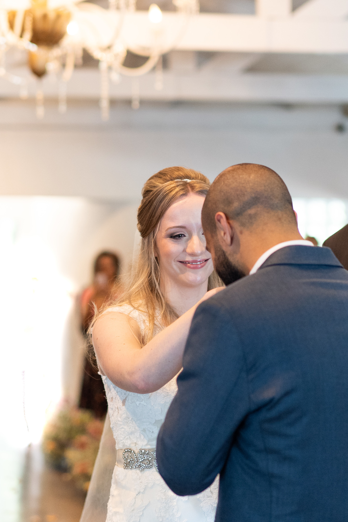 O fotógrafo de casamentos em Campo Largo e Curitiba, Michel Druziki fotografou o casamento do casal Daniela e Paulo, em Curitiba, no restaurante Piu José durante uma manhã de domingo. Noivo beijando a mão da noiva na entrada.