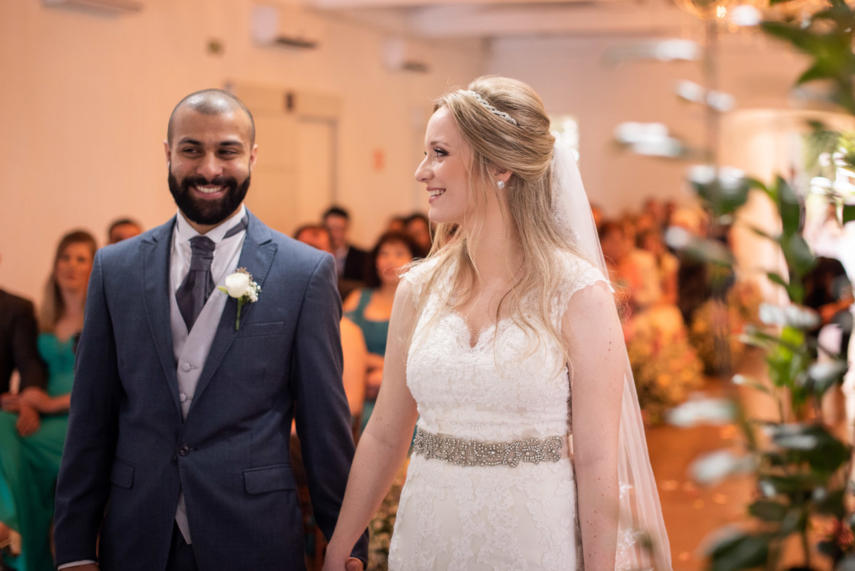 O fotógrafo de casamentos em Campo Largo e Curitiba, Michel Druziki fotografou o casamento do casal Daniela e Paulo, em Curitiba, no restaurante Piu José durante uma manhã de domingo. Noiva sorrindo e olhando para o noivo durante o casamento.
