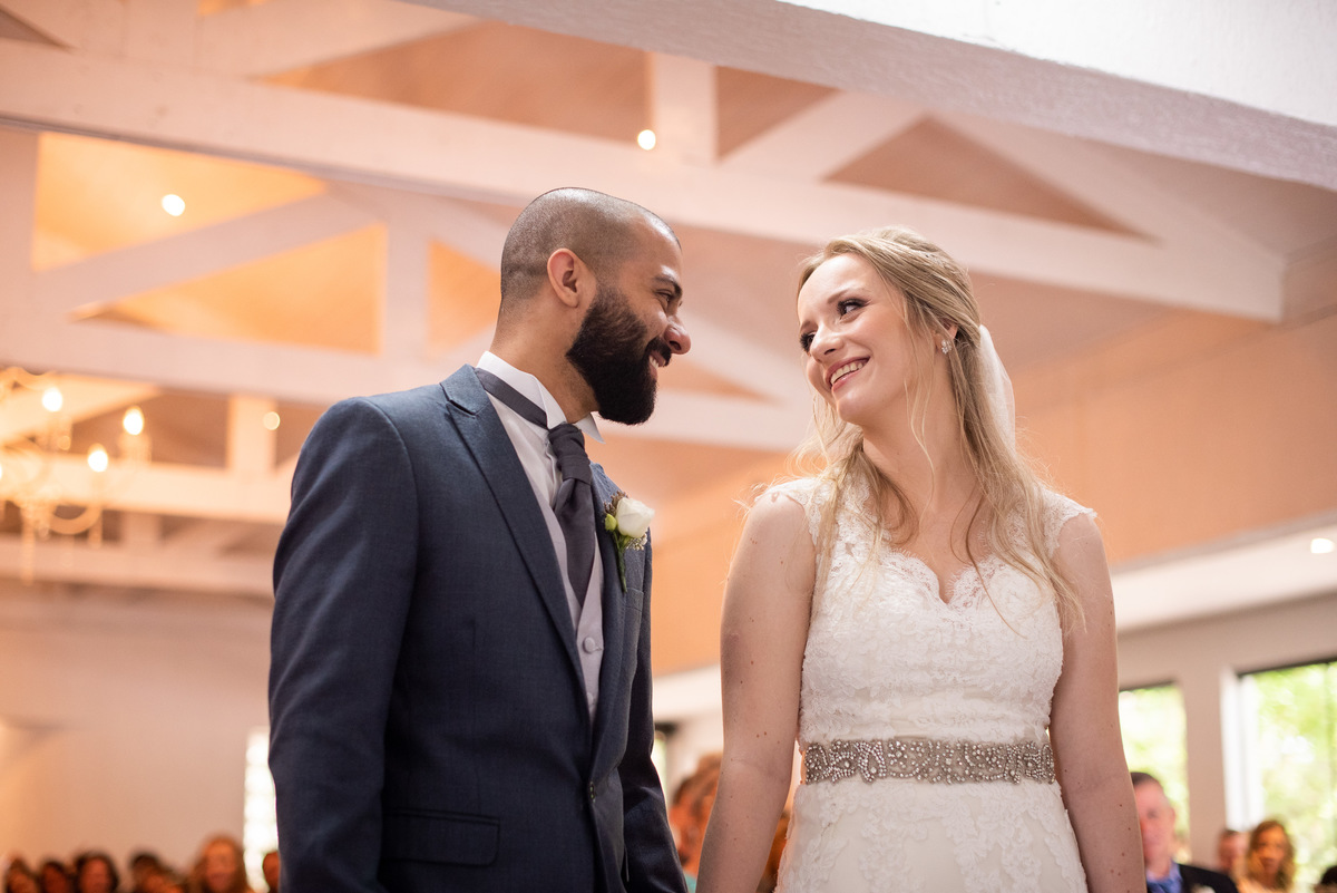 O fotógrafo de casamentos em Campo Largo e Curitiba, Michel Druziki fotografou o casamento do casal Daniela e Paulo, em Curitiba, no restaurante Piu José durante uma manhã de domingo. Noivos sorrindo e se olhando durante o casamento.