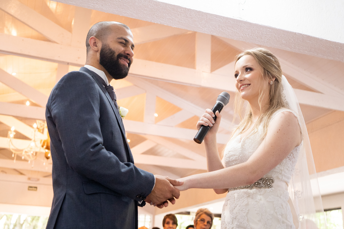 O fotógrafo de casamentos em Campo Largo e Curitiba, Michel Druziki fotografou o casamento do casal Daniela e Paulo, em Curitiba, no restaurante Piu José durante uma manhã de domingo. Noiva no momento do sim.