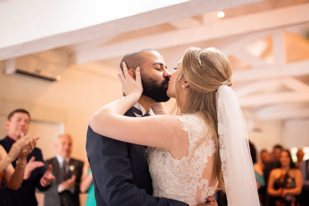 O fotógrafo de casamentos em Campo Largo e Curitiba, Michel Druziki fotografou o casamento do casal Daniela e Paulo, em Curitiba, no restaurante Piu José durante uma manhã de domingo. Noivos se beijando no casamento.