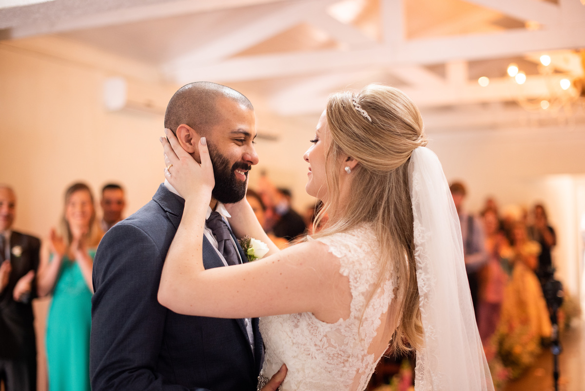 O fotógrafo de casamentos em Campo Largo e Curitiba, Michel Druziki fotografou o casamento do casal Daniela e Paulo, em Curitiba, no restaurante Piu José durante uma manhã de domingo. Noivos abraçados e sorrindo.
